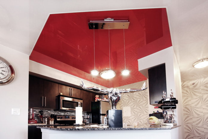 het plafond in de keuken van een niet-standaard vijfhoekige vorm
