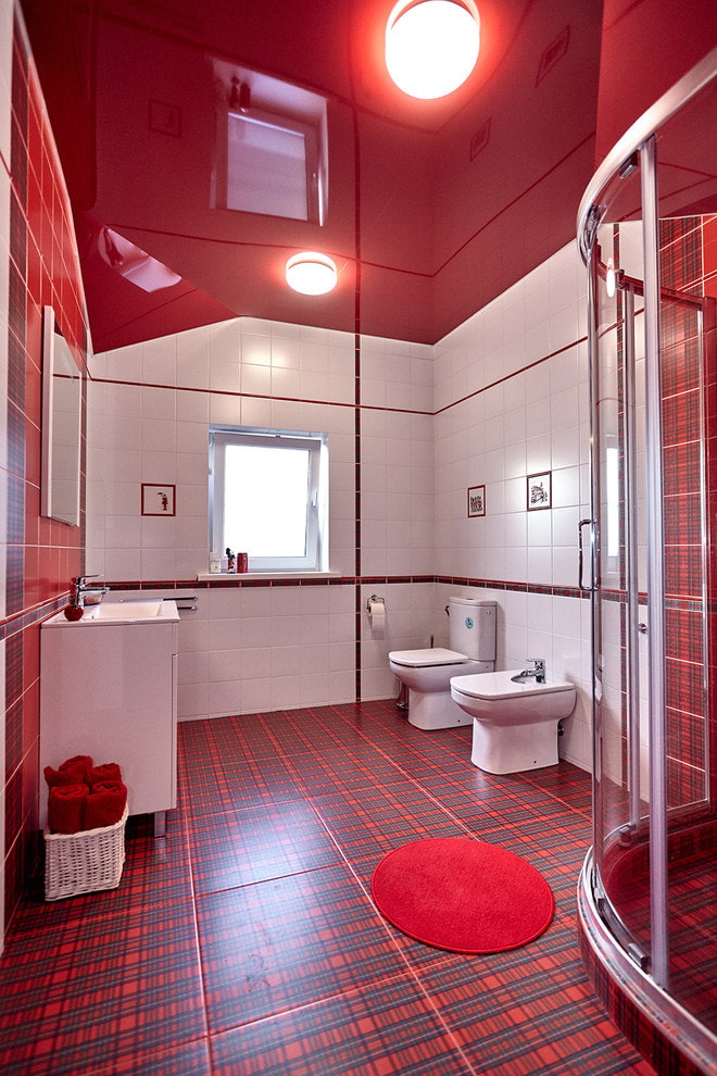 czerwony błyszczący sufit napinany w toalecie