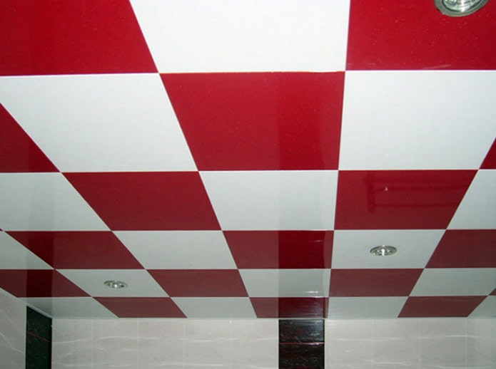 червен и бял касетен таван