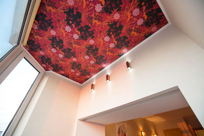 rood bloemenbehang op het plafond