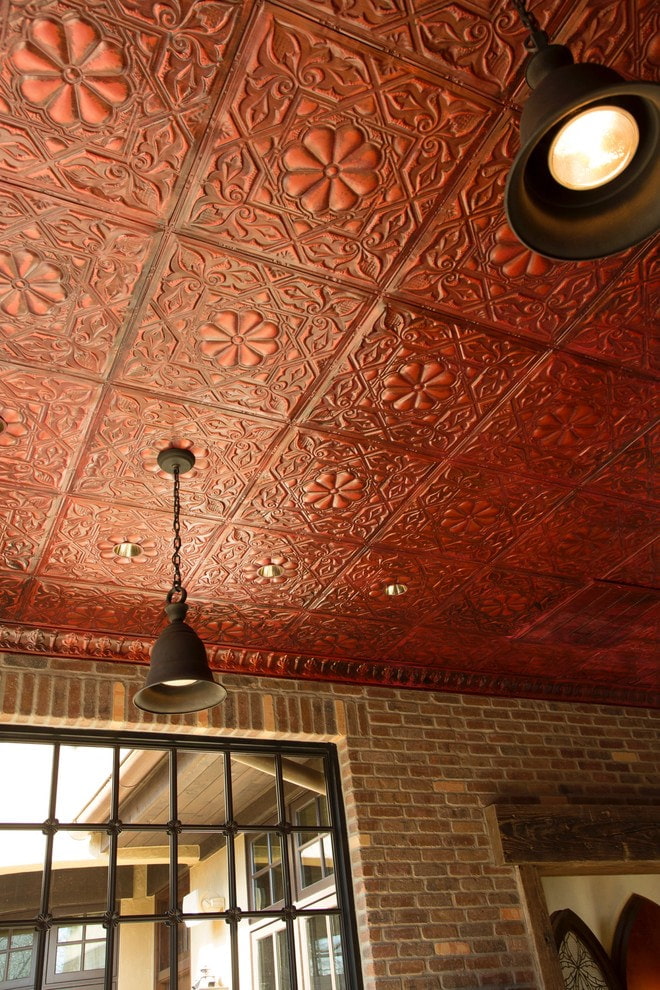 carreaux rouge foncé au plafond
