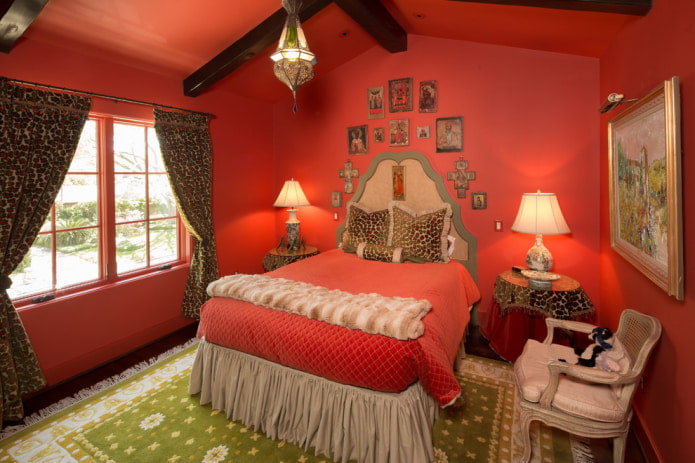 červená ložnice v interiéru venkovského domu
