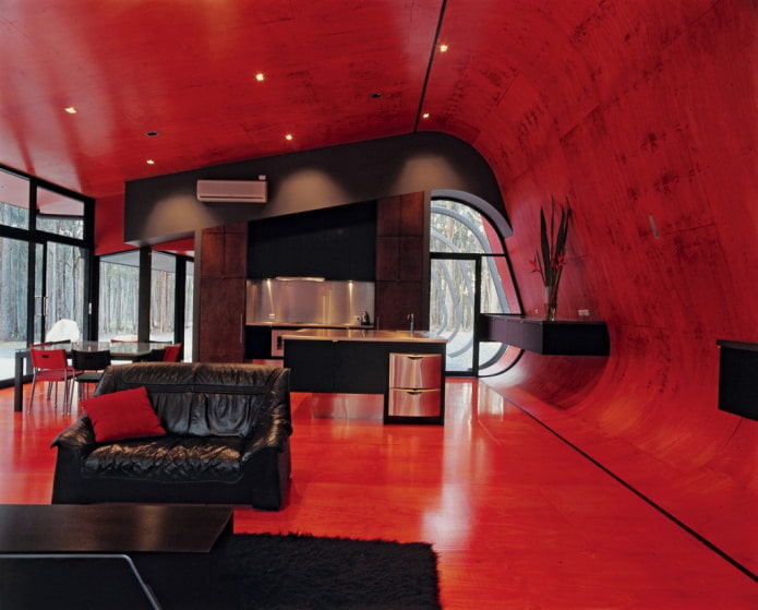 pereții roșii și tavanul cu mobilier negru