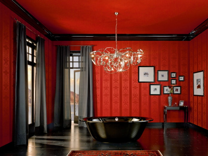 zwarte vloer in een ruime rode badkamer