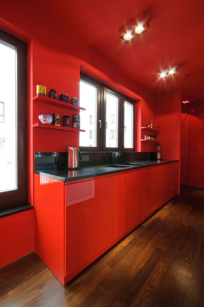 bucătărie complet roșie cu podea din lemn
