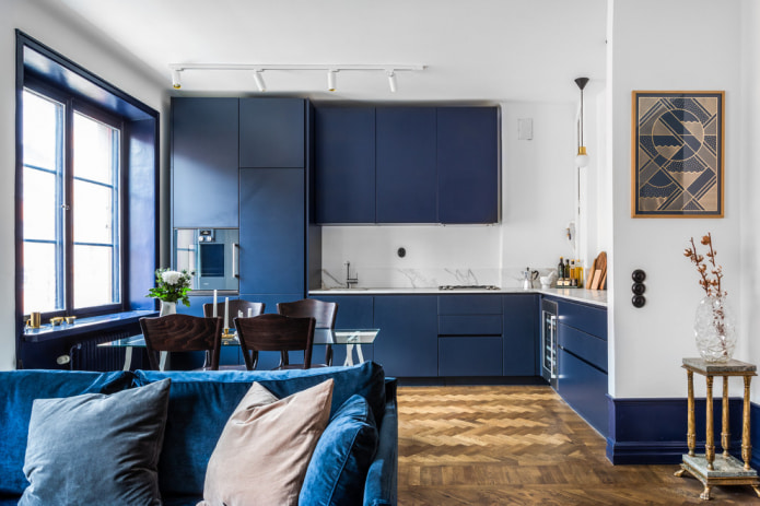 minimalistische blauwe studiokeuken