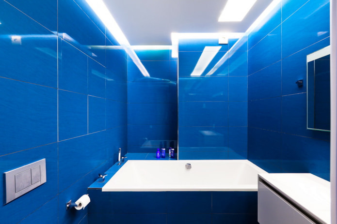 kirkkaan siniset laatat kylpyhuoneessa