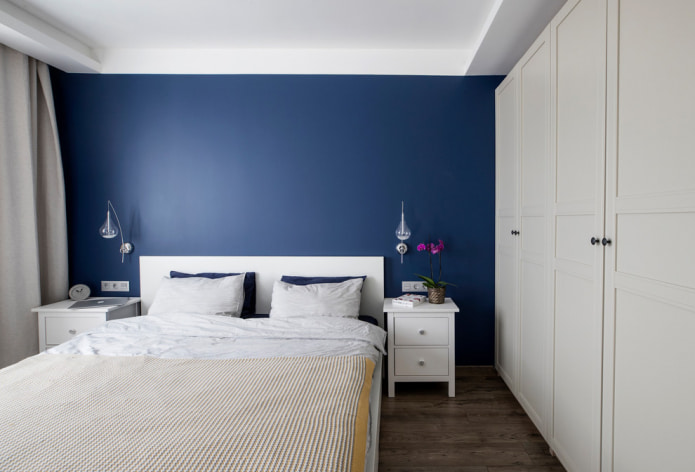 baltas mēbeles un zilas sienas