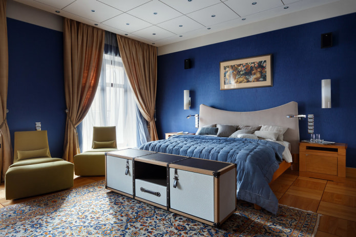 blauwe plaid op het bed