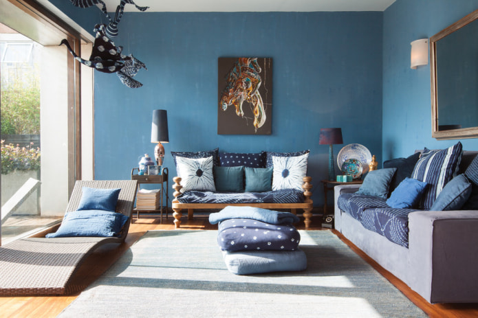 niebieskie poduszki na kanapie