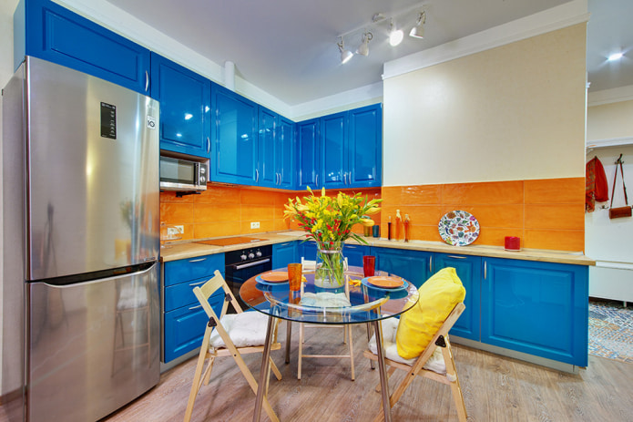 Sininen-oranssi keittiö