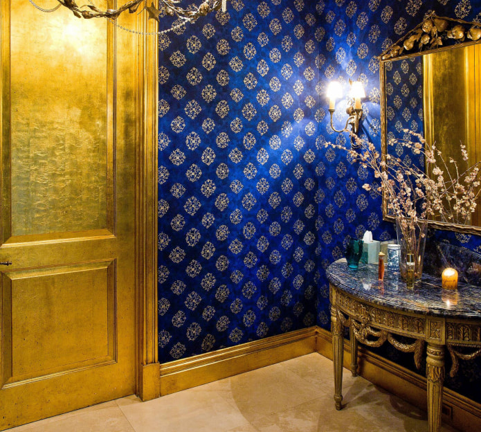 Interior albastru și auriu