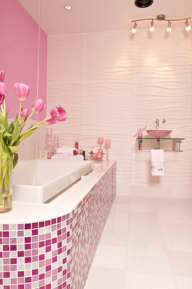 bilik mandi dengan warna merah jambu