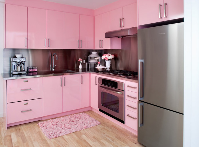 set da cucina e tappeto nei colori rosa