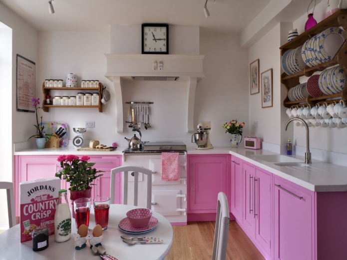 bahagian dalam dapur dengan warna putih dan merah jambu
