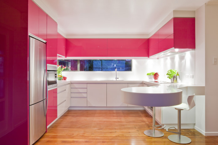 interiér kuchyně v bílé a růžové barvě