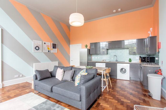 Broskvově šedá kuchyň-obývací pokoj