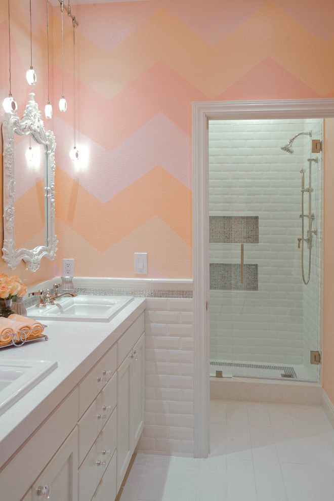 Persikka vaaleanpunainen kylpyhuone