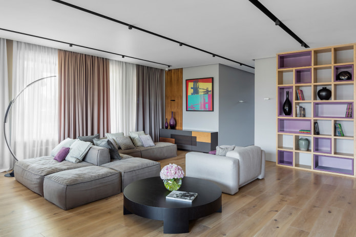 modulær sofa i en rummelig stue