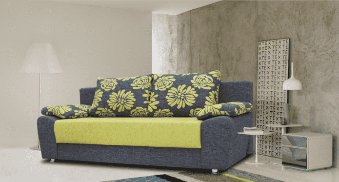 sofa su žaliomis gėlėmis