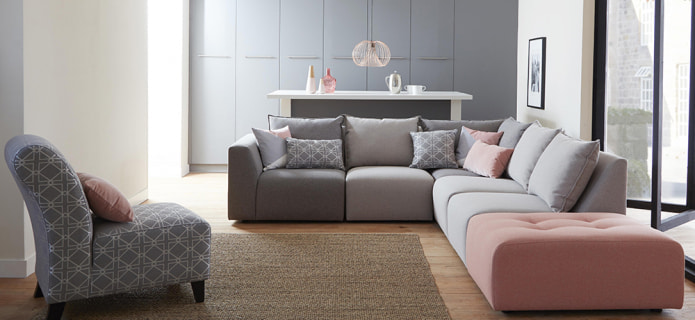 sofa dengan sisipan berwarna merah jambu