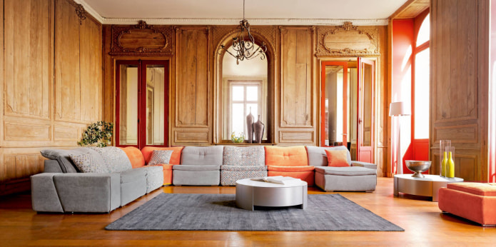 sofa su oranžinėmis pagalvėlėmis