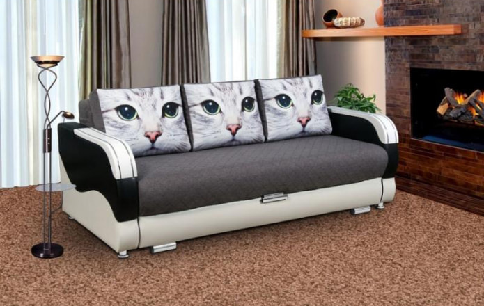 καναπές με φωτογραφία εκτύπωσης μιας γάτας