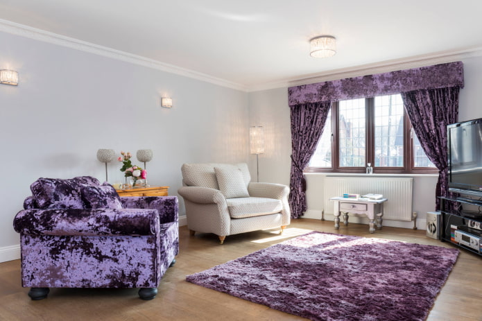 tende di velluto viola in soggiorno