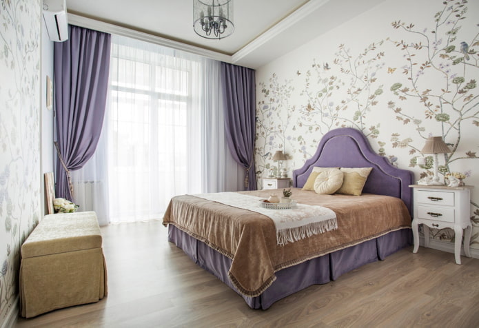lila nachtgordijnen in de slaapkamer