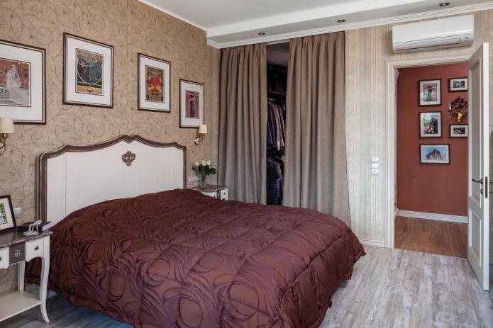 zonificació amb cortines d’un dormitori amb vestidor