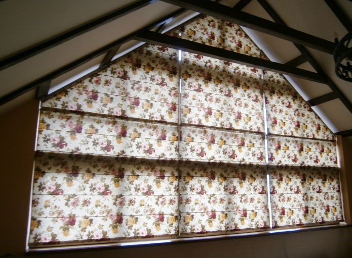 romerske gardiner på et trekantet vindue