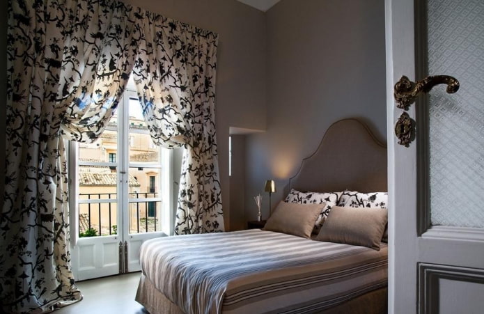 yatak odasında desenli İtalyan perdeler