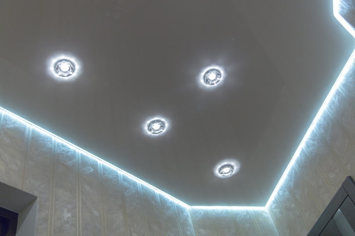 struttura a soffitto flottante con illuminazione perimetrale