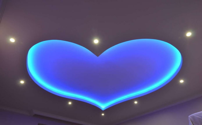 trần nhà hình trái tim cao vút màu xanh