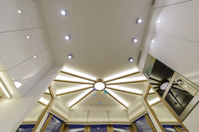 osvetlený strop