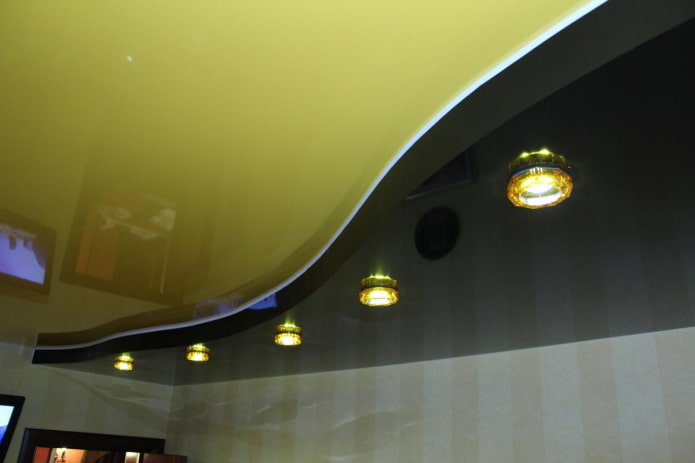 konstrukcja sufitu napinanego w kolorze czarnym i żółtym