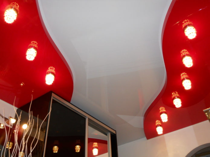 bílo-červená strečová stropní konstrukce