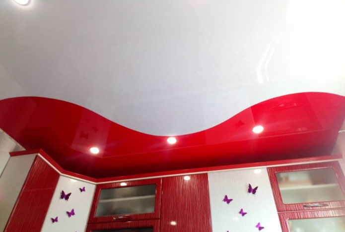įtempiamos lubų konstrukcijos raudonos ir baltos spalvos
