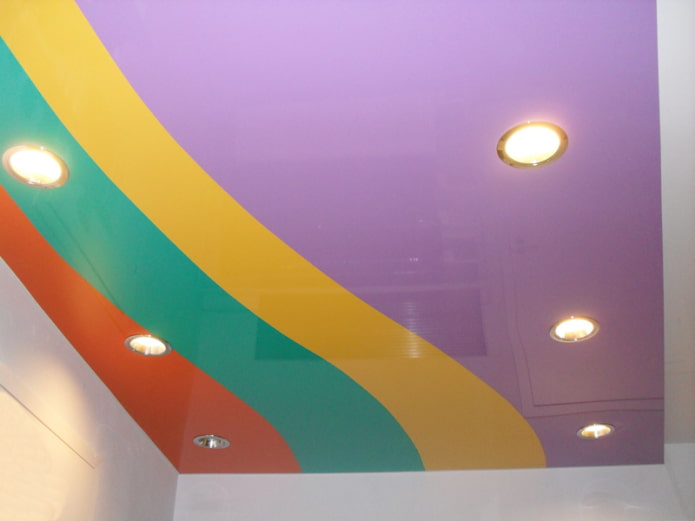 structura plafonului multicolor
