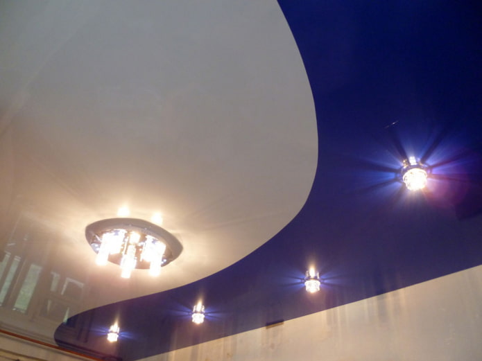 įtempiamos lubų konstrukcijos mėlynos ir baltos spalvos