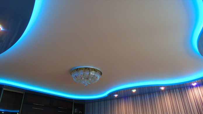 Đèn chiếu trên trần nhà