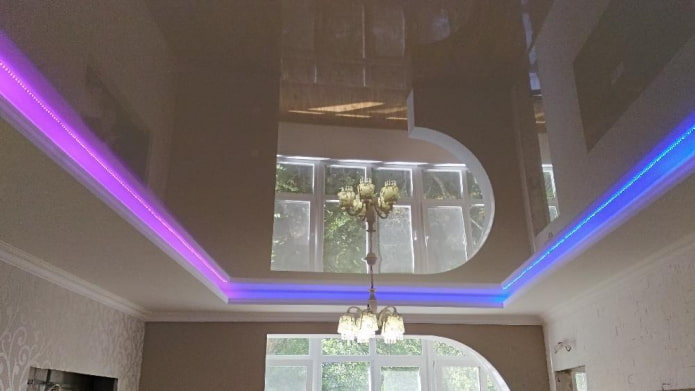 лилаво и неоново таванно осветление