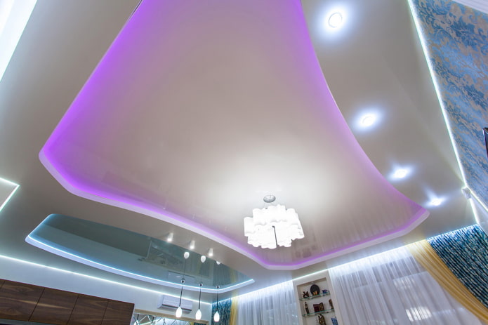 plafondstructuur met paarse verlichting