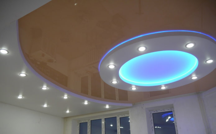 construcție de tavan pe mai multe niveluri cu diferite tipuri de iluminat