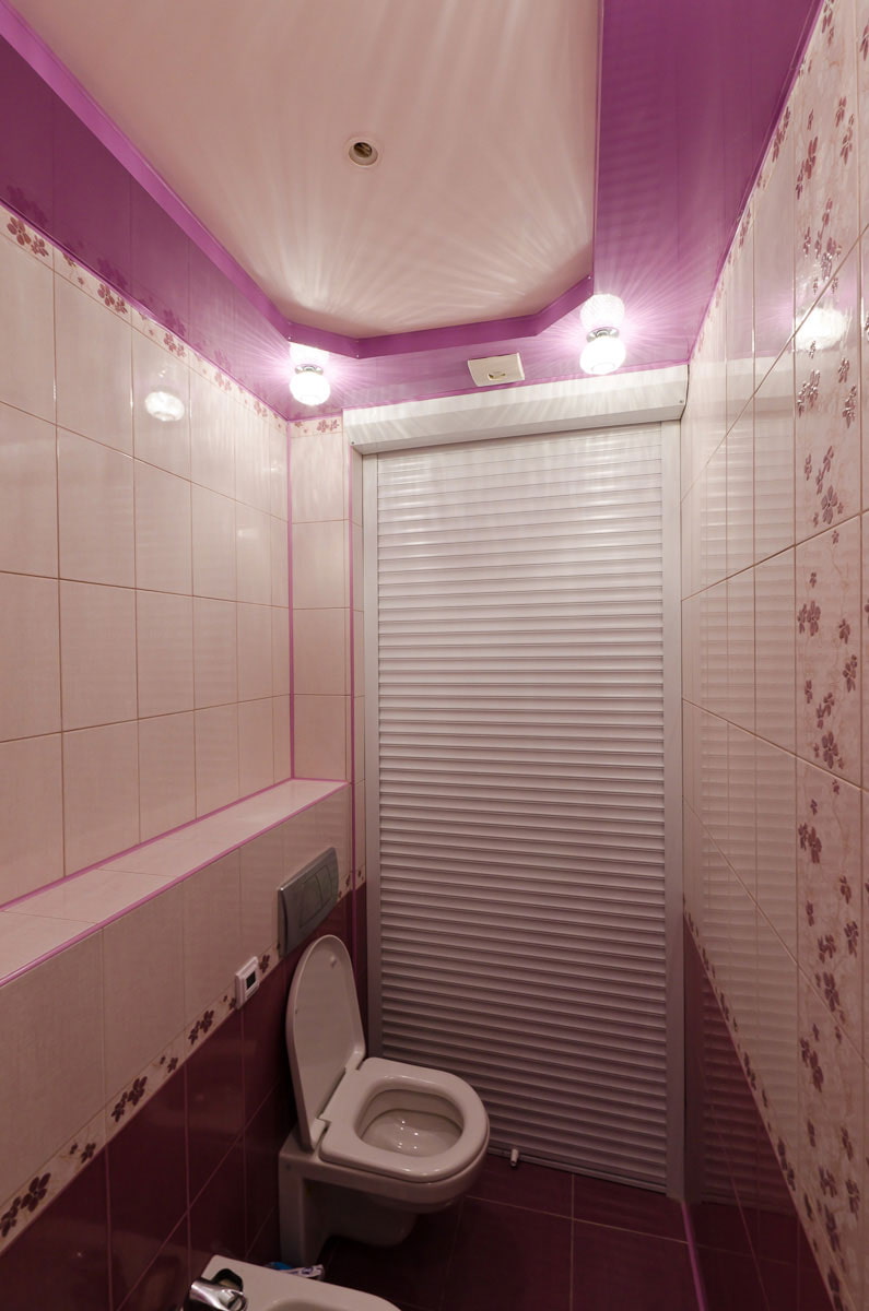 תקרה צבעונית בחדר האמבטיה