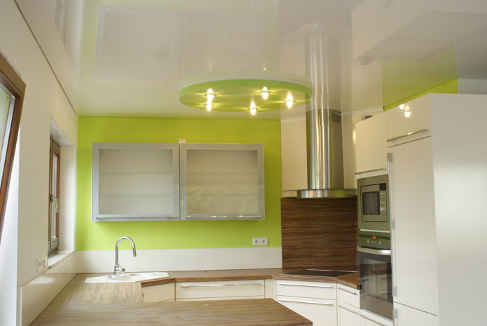blankt design i to niveauer i køkkenet
