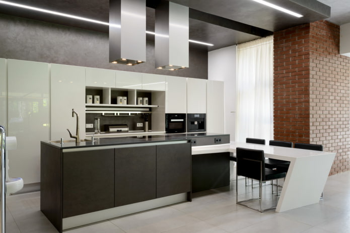 zwart ontwerp met twee niveaus in de keuken