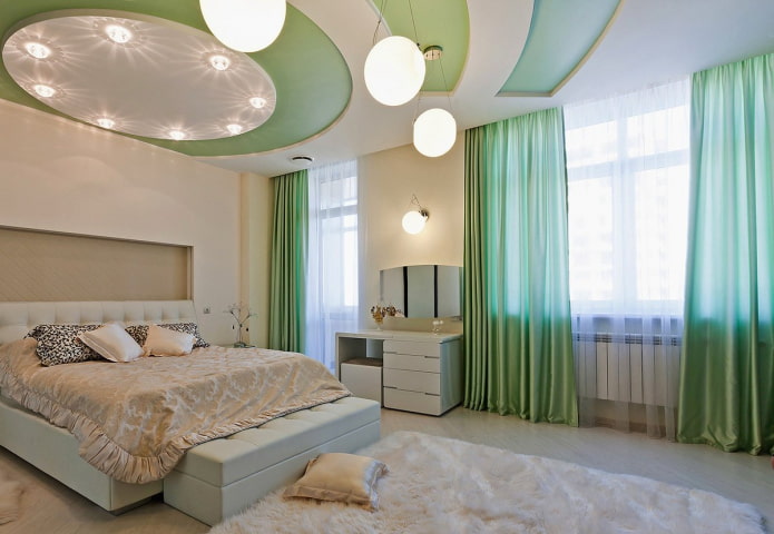 dviejų spalvų lubos miegamajame