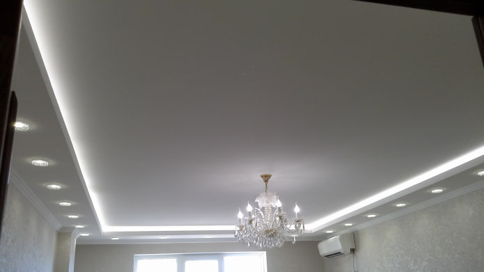 tavan cu bandă LED și spoturi încastrate
