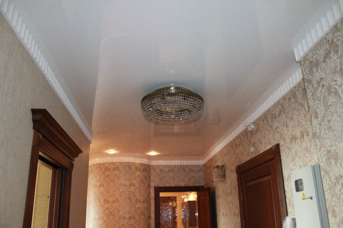 struttura del soffitto teso con lampadario